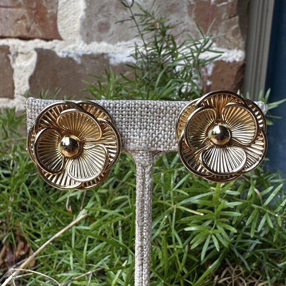 Vintage Coro Earrings 1 Inch Gold Tone Flower Clip On Fashion Jewelry Rare MCM